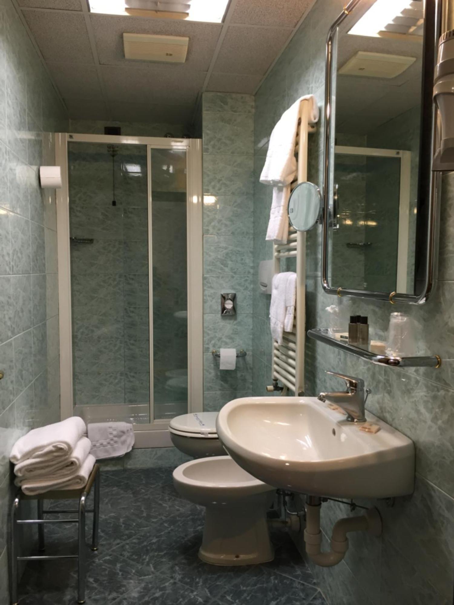 Iris Hotel 3*