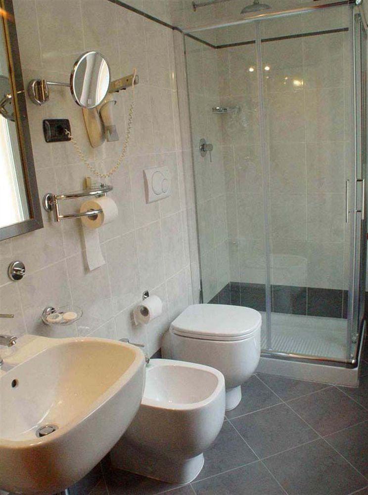 Iris Hotel 3*